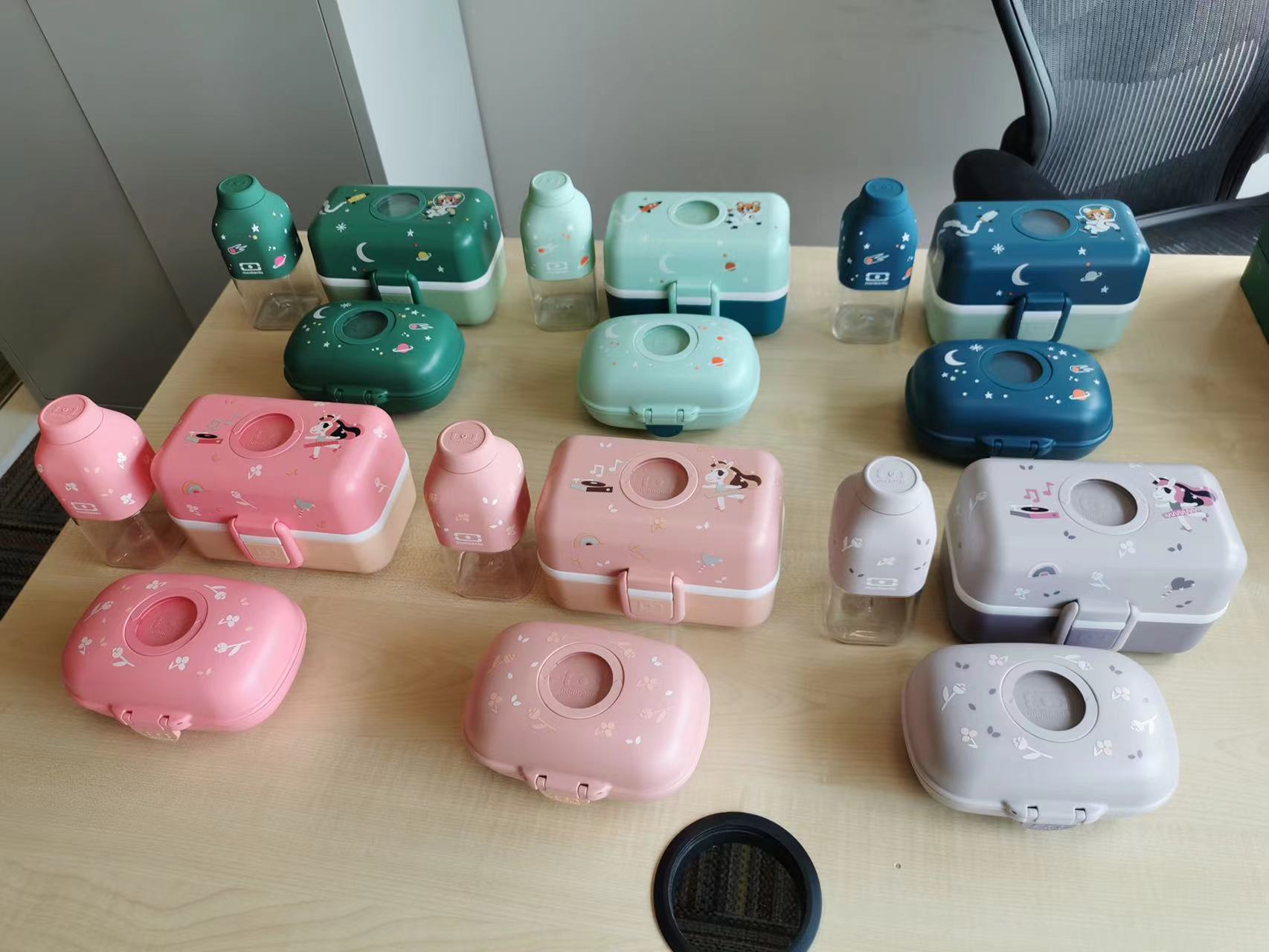 塑膠保溫飯盒水貼噴涂定制加工 玩具小禮品水轉(zhuǎn)印噴涂定制加工