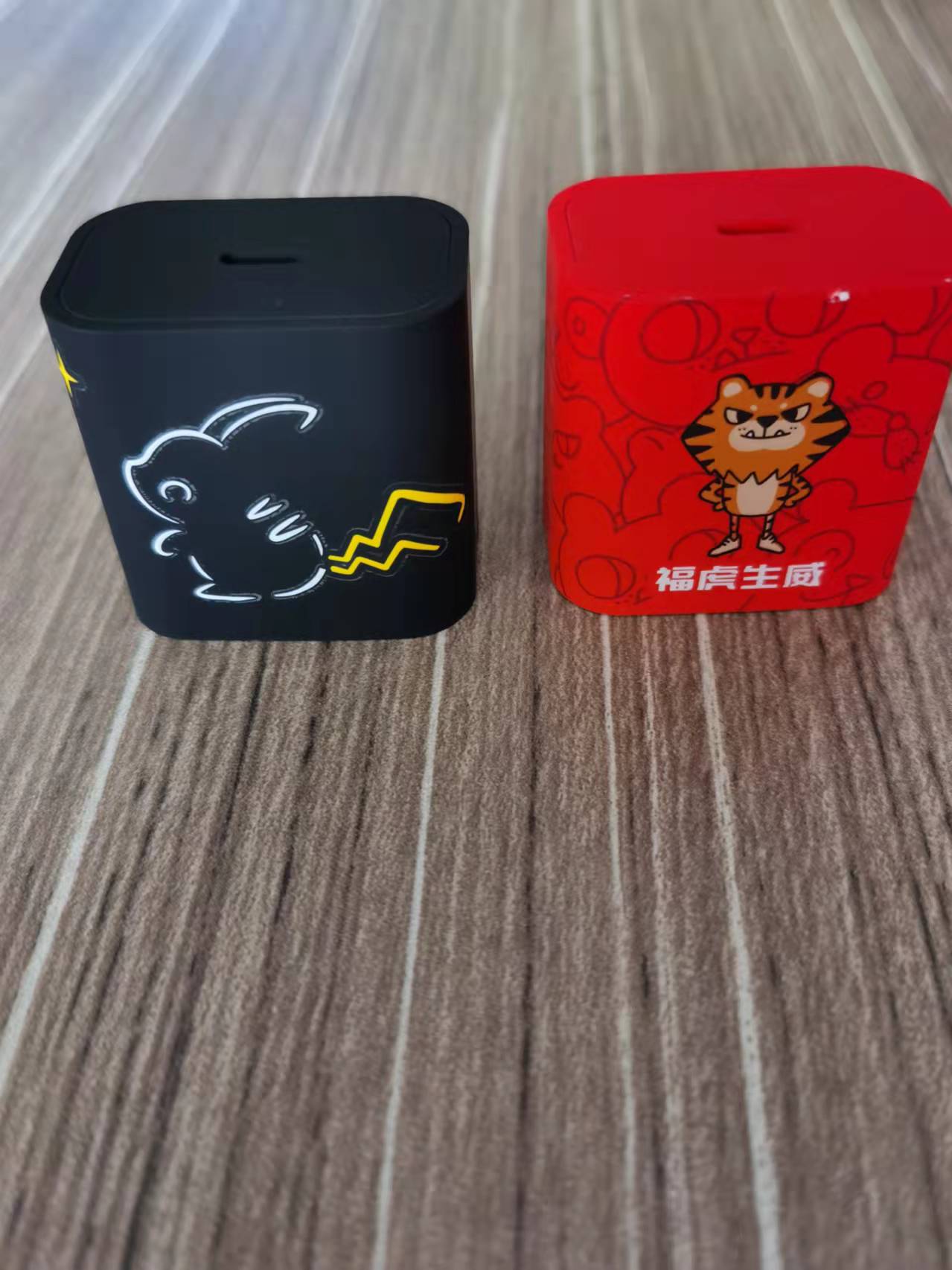 充電頭外觀精美加工 水轉(zhuǎn)印水貼噴涂定制加工